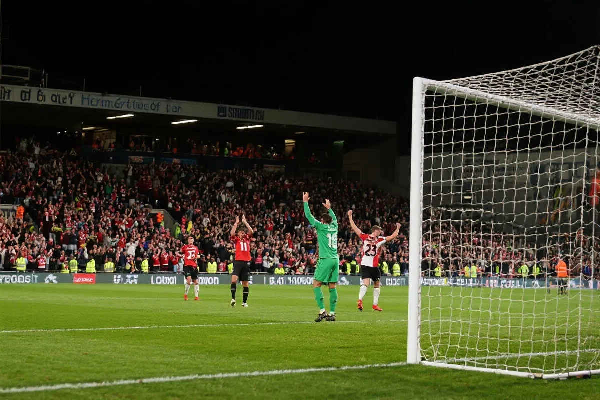 球迷庆祝进球的瞬间